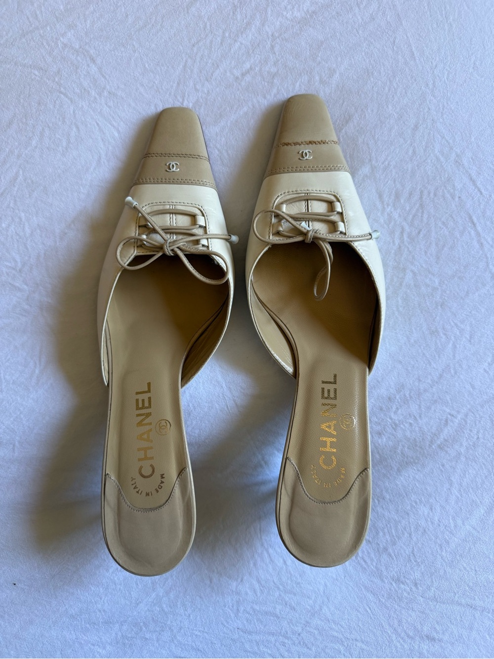 CHANEL Vintage Rare Cream and Beige Leather Pointed Mule with Bow and CC logo - Picture 10 of 13